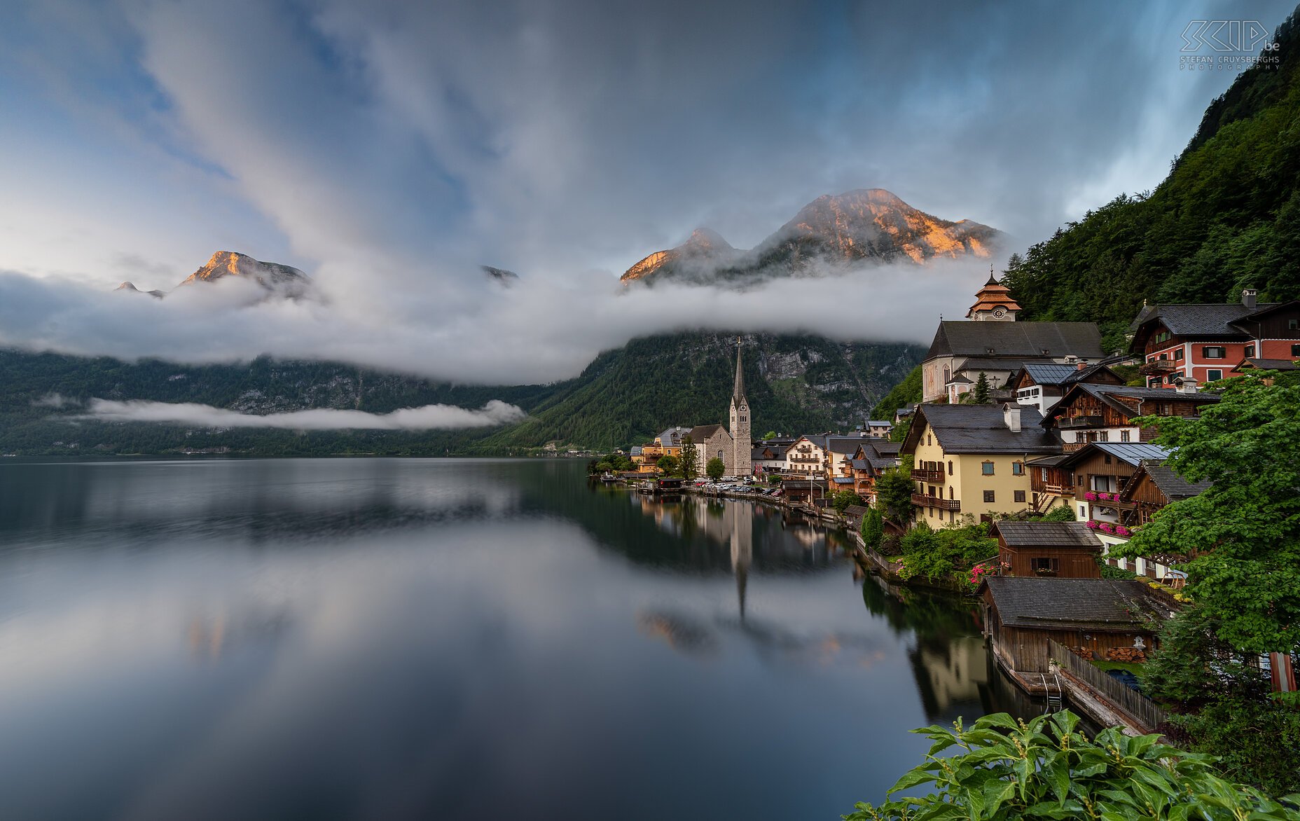 Hallstatt - Alpengloed We verbleven één nacht in het pittoreske, wereldberoemde en populaire dorpje Hallstatt. Dit dorpje ligt ingeklemd tussen de Hallstättersee en de Dachsteinbergen. 's Morgensvroeg ging ik op pad om foto's te maken. De zonsopkomst was niet spectaculair en er waren veel laaghangende wolken maar een paar minuten lang was er toch een prachtige alpengloed zichtbaar op een paar bergtoppen. Stefan Cruysberghs